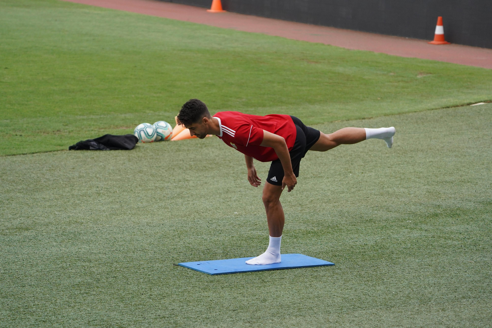 De la Hoz realiza un ejercicio de propiocepción.