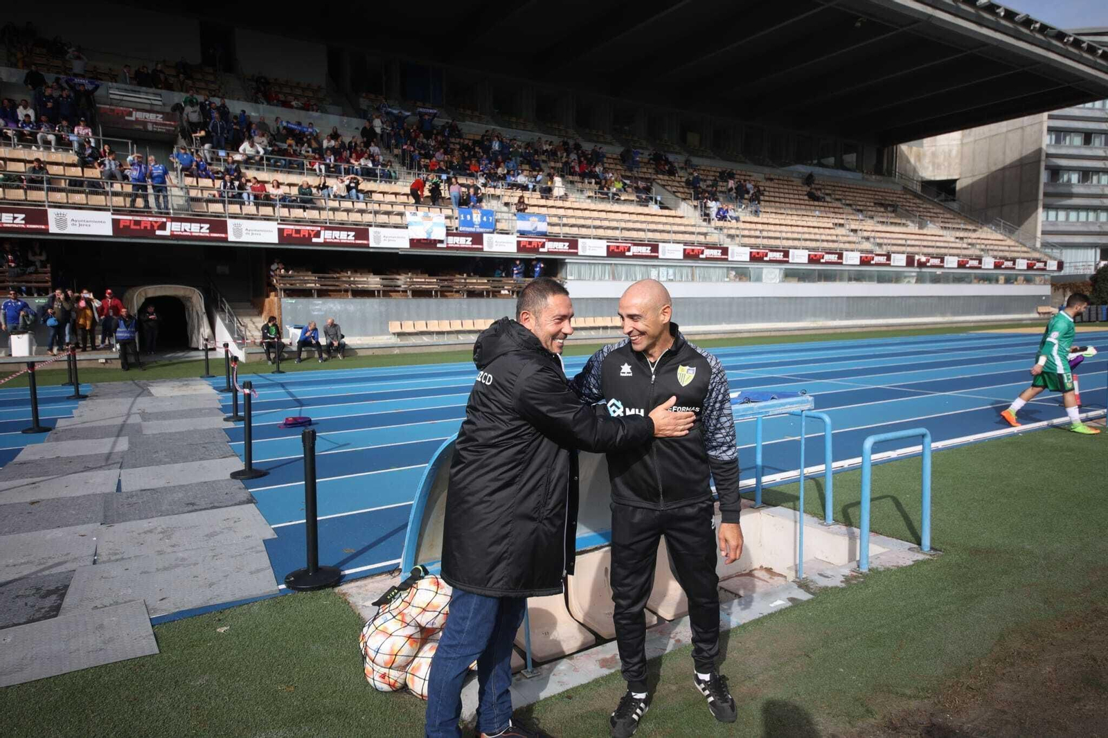 Juan Carlos y el ex xerecista Jesule se saludan antes del encuentro.
