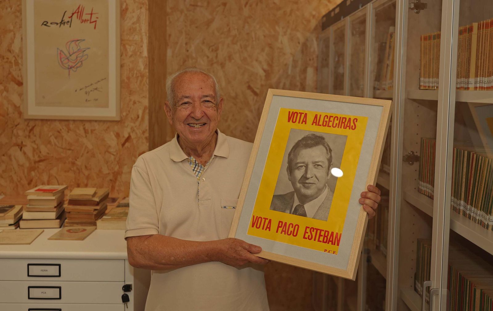Donanción de la biblioteca y el fondo domucomental de Paco Esteban a la UCA, en imágenes