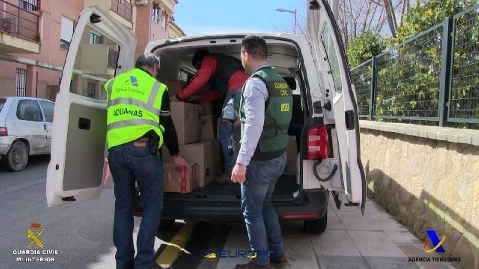 Agentes de la Guardia Civil y la Agencia Tributaria cargan parte de la droga intervenida.