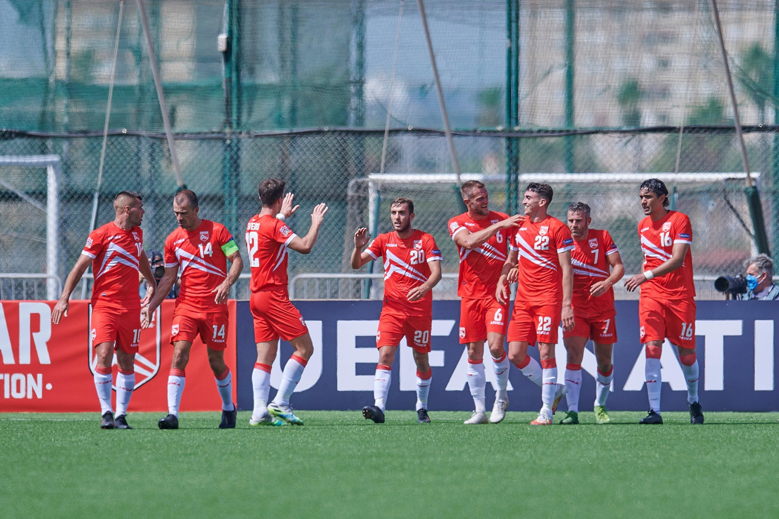 Los jugadores de Gibraltar festejan el tanto de la victoria