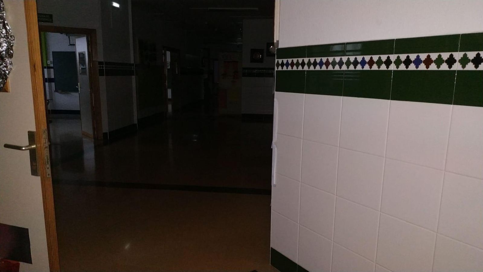 Interior de una de las clases, a oscuras.