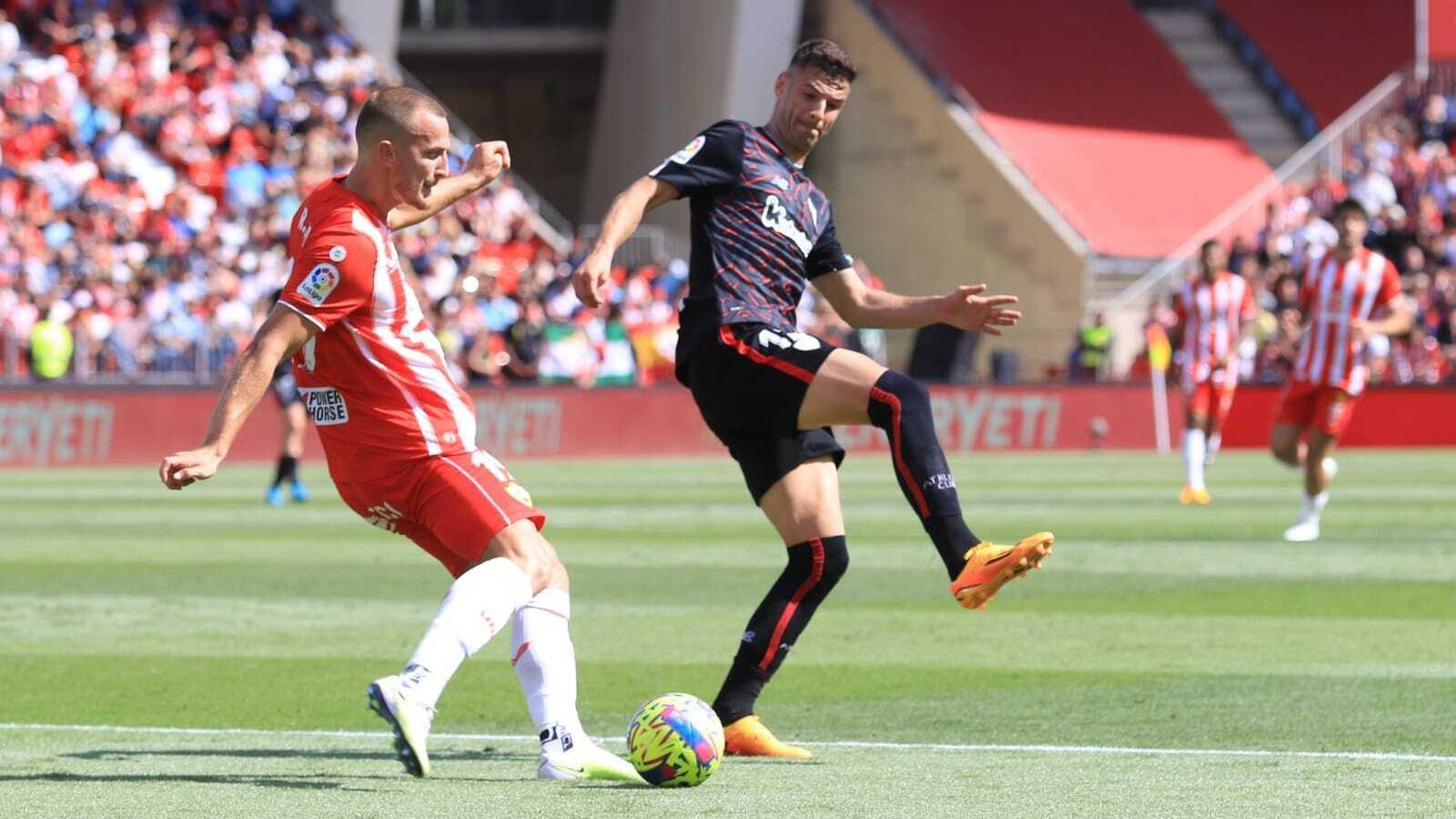 Ely intenta un despeje ante Guruzeta