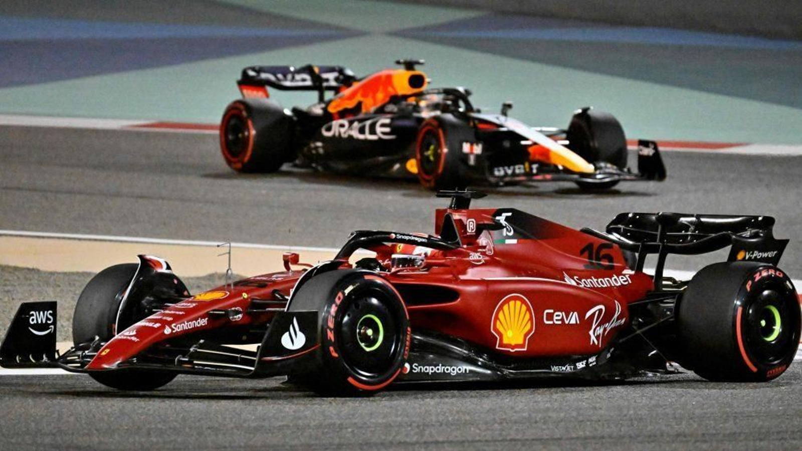 Charles Leclerc rueda por delante de Verstappen en el GP de Baréin. Charles Leclerc rueda por delante de Verstappen en el GP de Baréin.