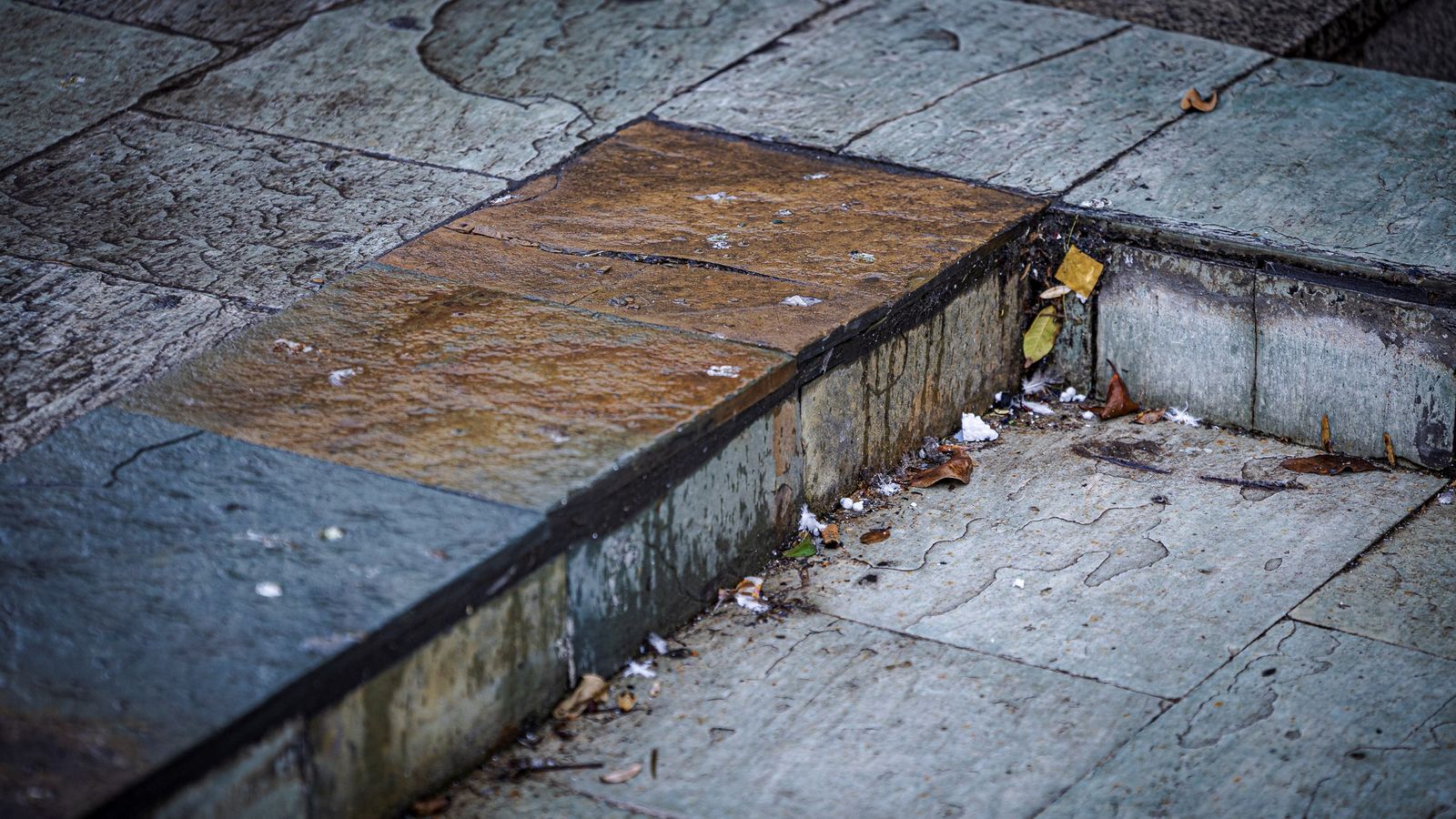 El deterioro de la plaza de la Iglesia en San Fernando, en imágenes