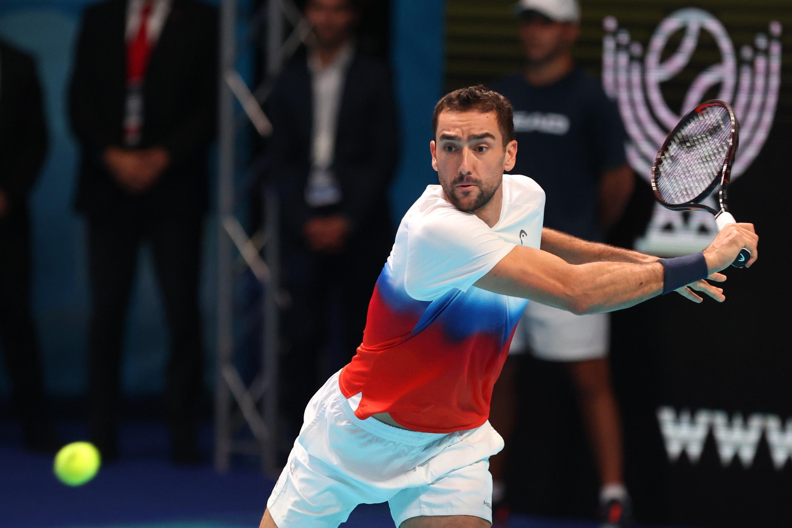 Marin Cilic golpea la bola.