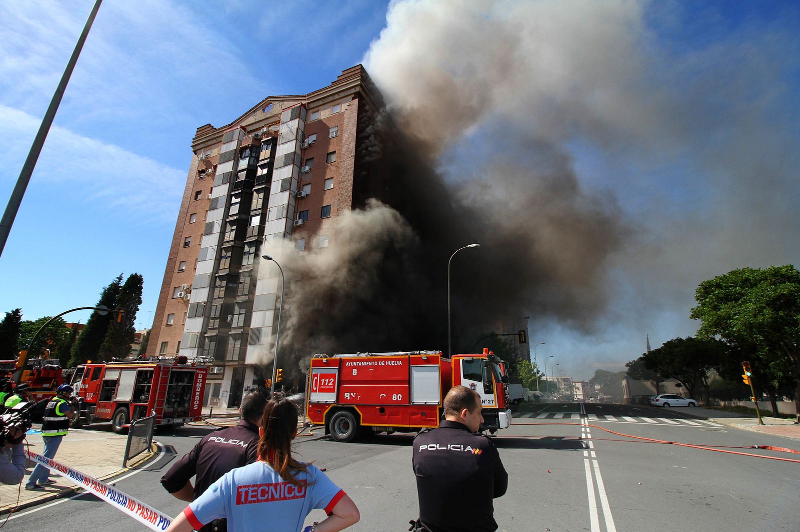 Imágenes del incendio de un bazar en la avenida de Santa Marta.