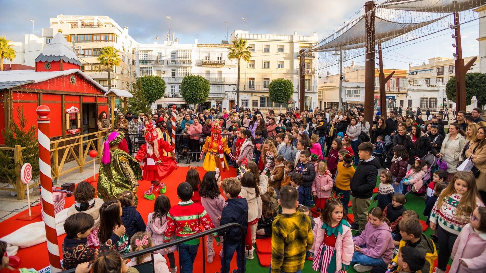 Aspecto que presentaba la plaza del Rey el sábado durante uno de los primeros espectáculos infantiles celebrados en San Fernando.