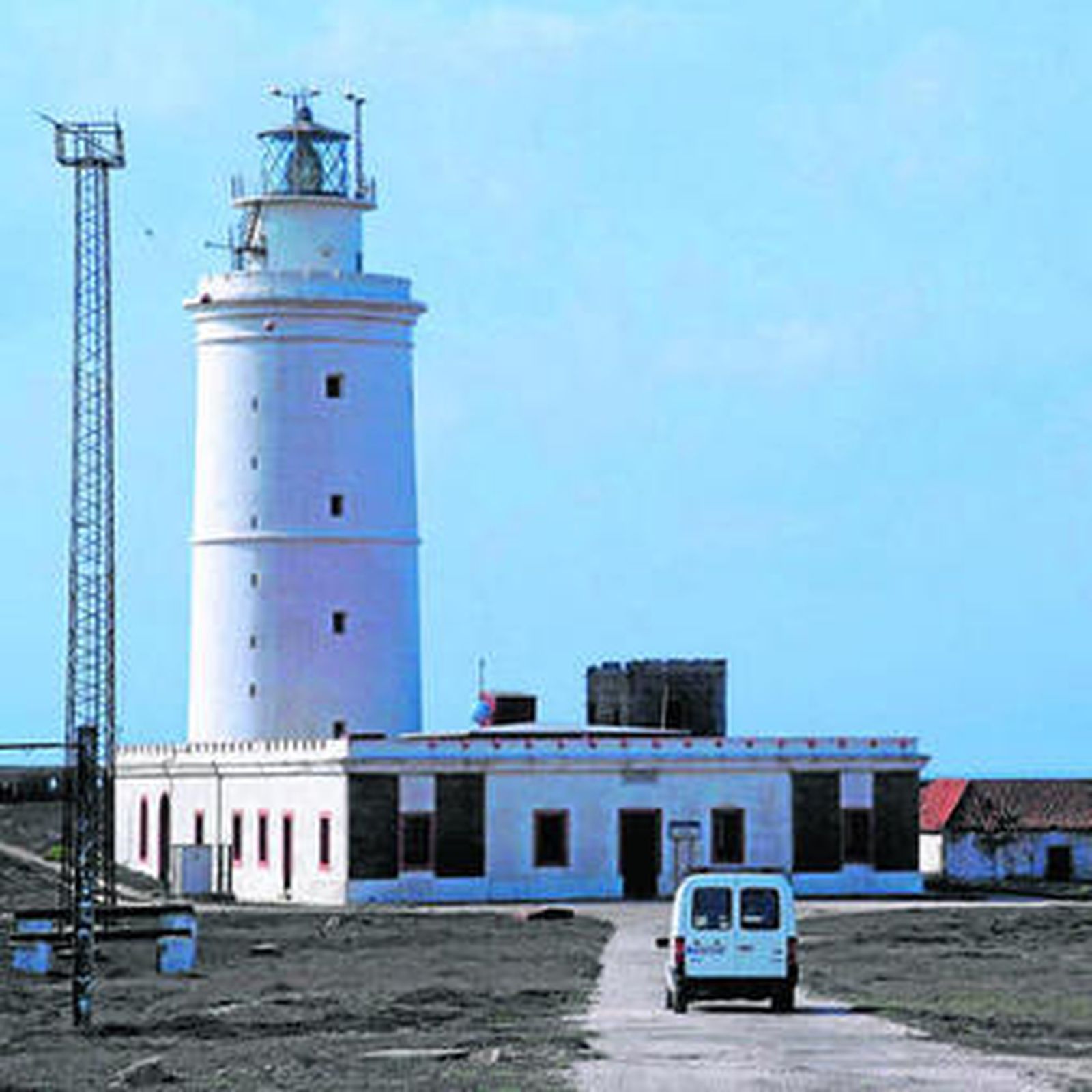 El faro de la Isla de Tarifa se erige sobre una torre de sillares del siglo XVI.