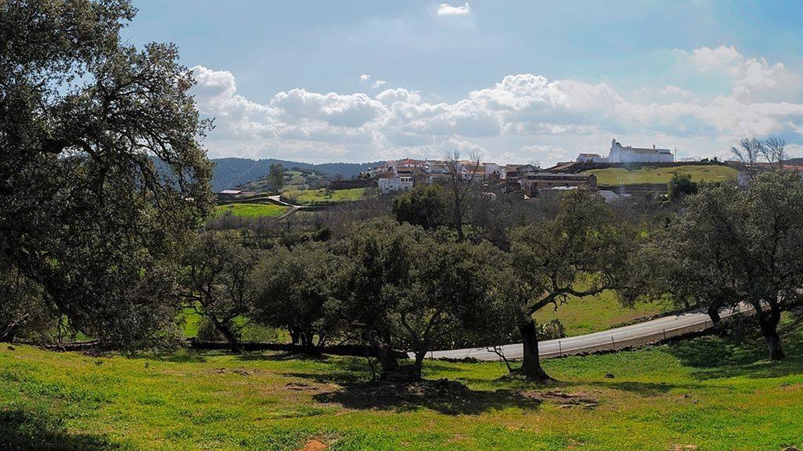 Hinojales está inserta en la naturaleza.
