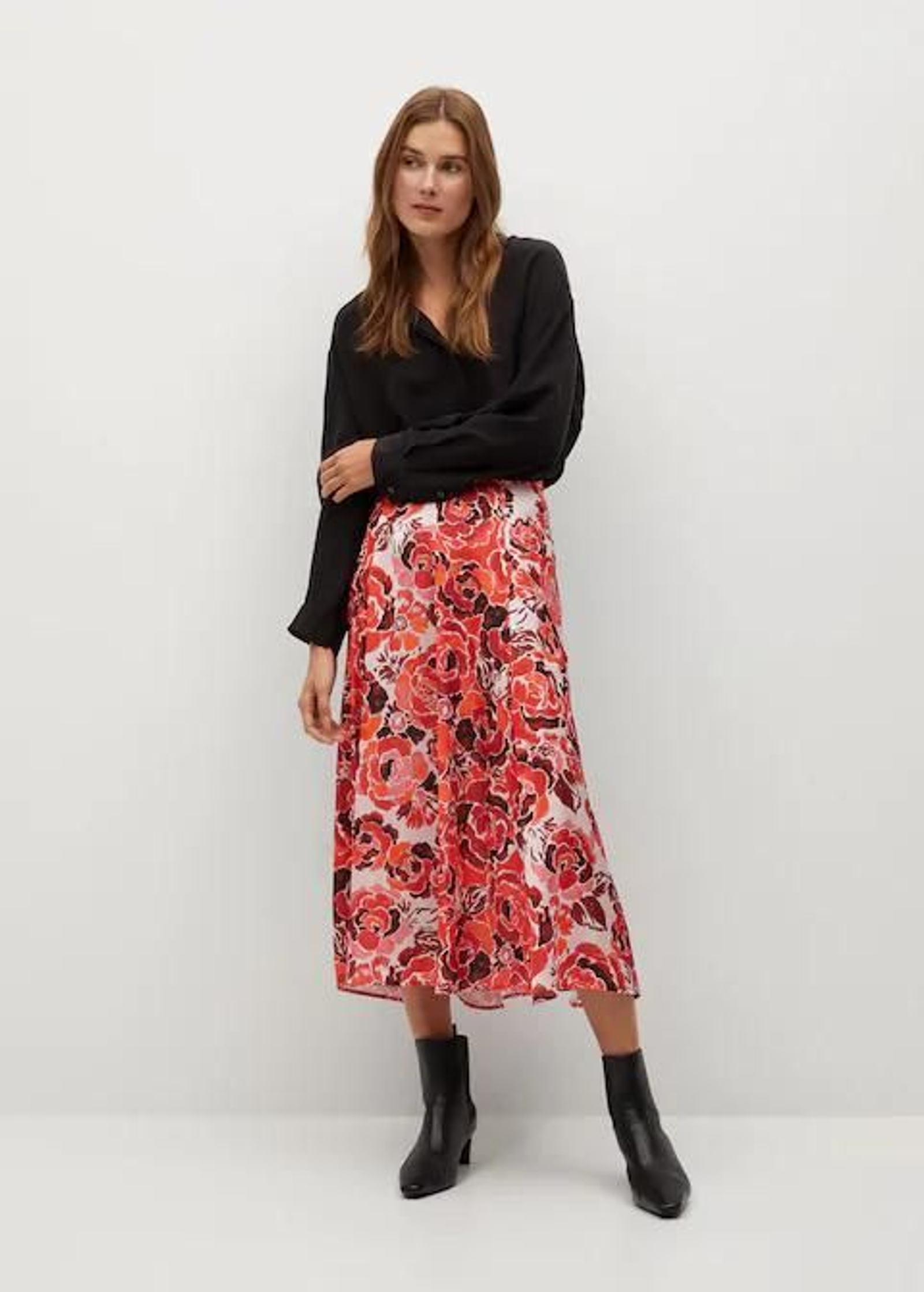 Falda midi con estampado de flores de Mango.