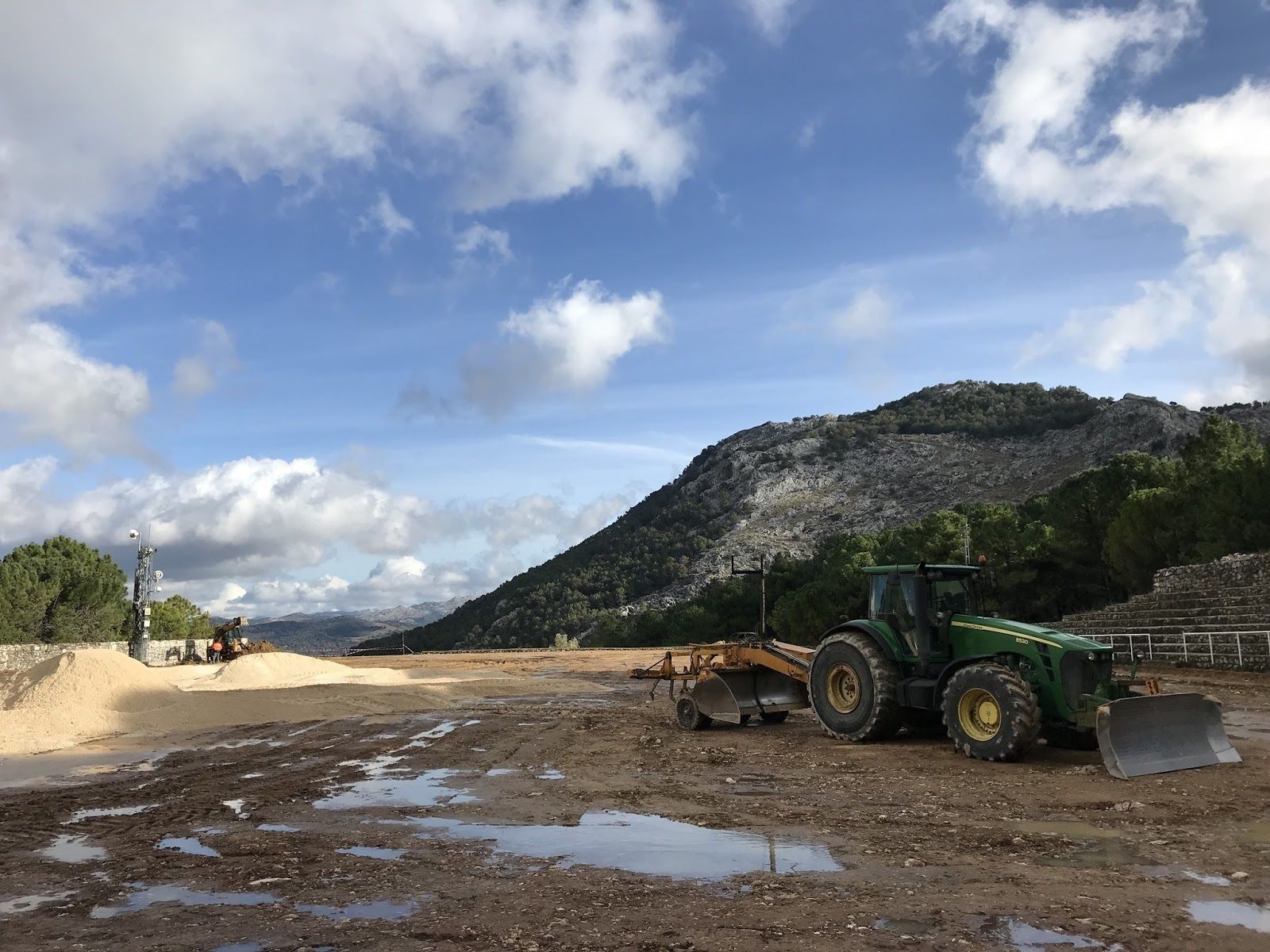 Las máquinas inician el trabajo en las instalaciones.