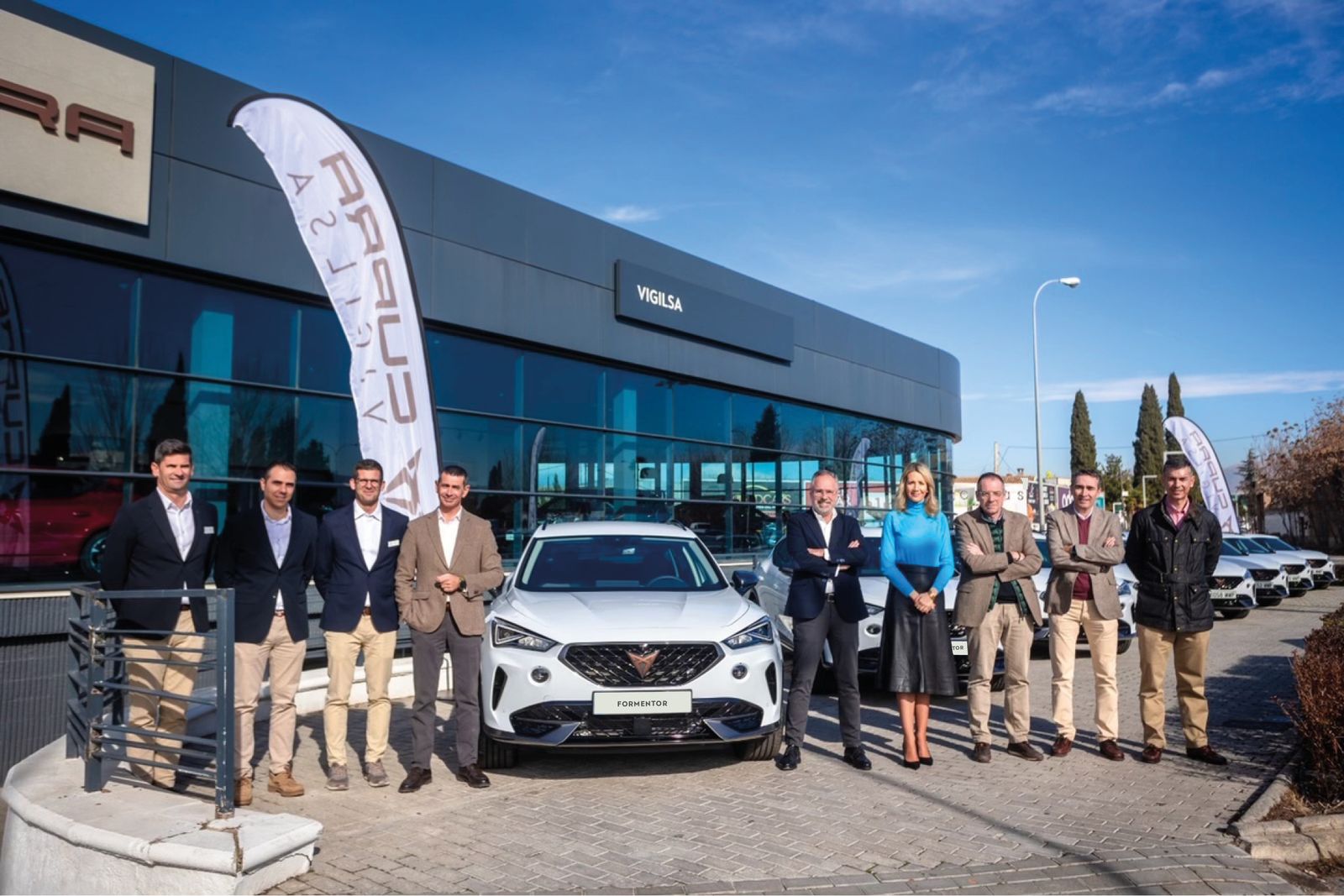 Fotografía de familia durante la entrega de la flota en las instalaciones del concesionario granadino.