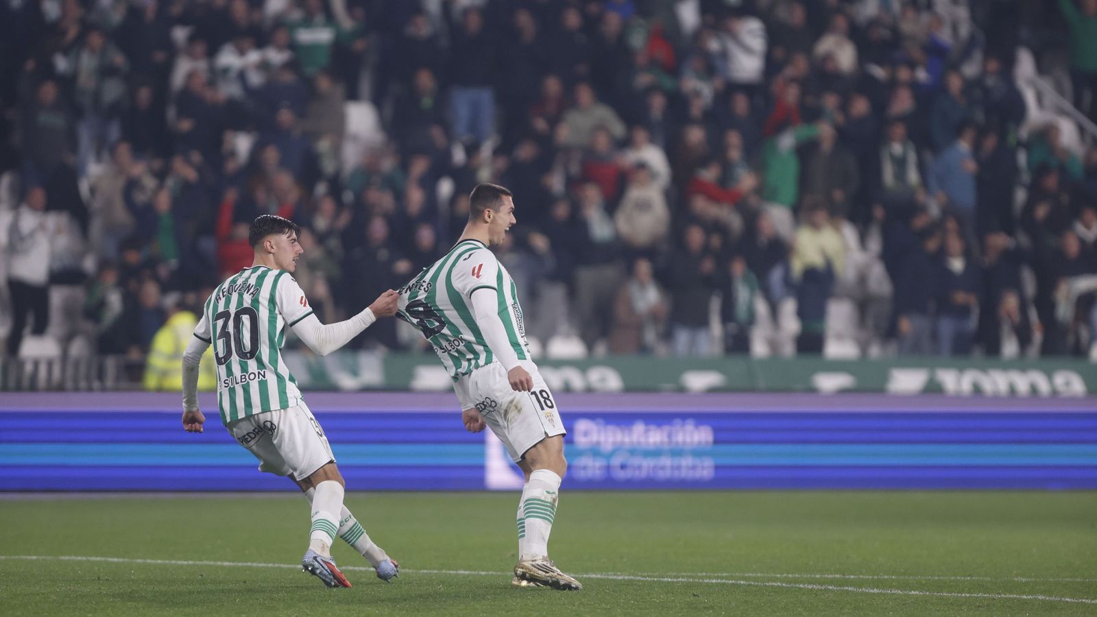 Adri Fuentes celebra junto a Requena su gol al Burgos.