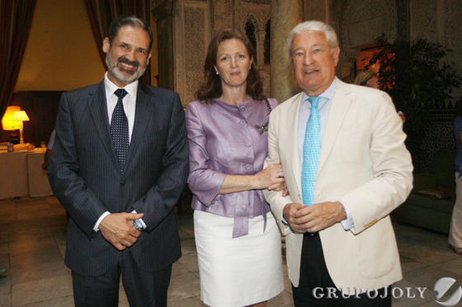El subdelegado de Defensa, Vicente Ortells, junto a su esposa, Lucía Gutiérrez y el presidente del Casino Gaditano, Miguel Nuche.

Foto: Joaquin Pino