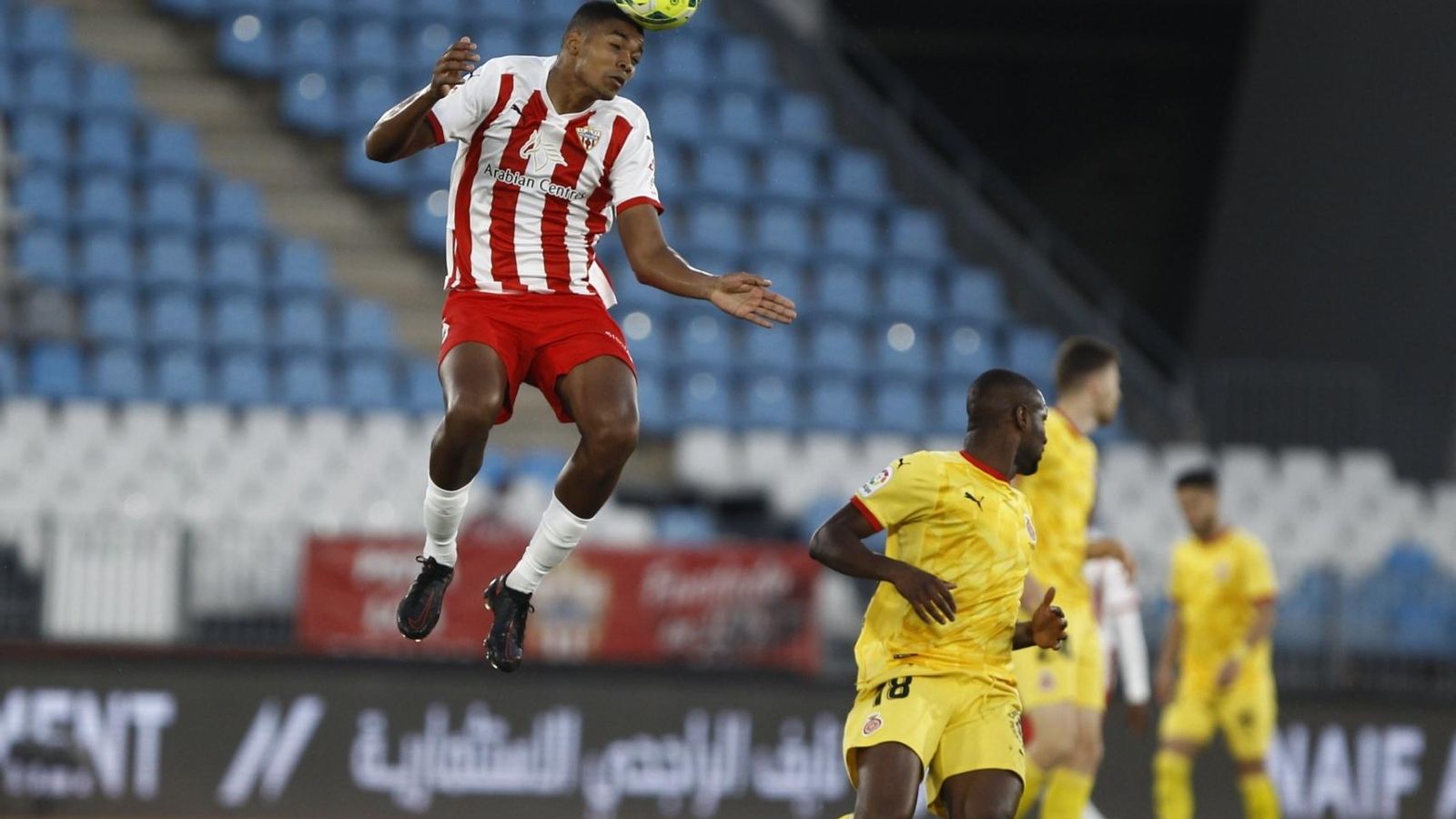 Ivanildo cabecea un balón.