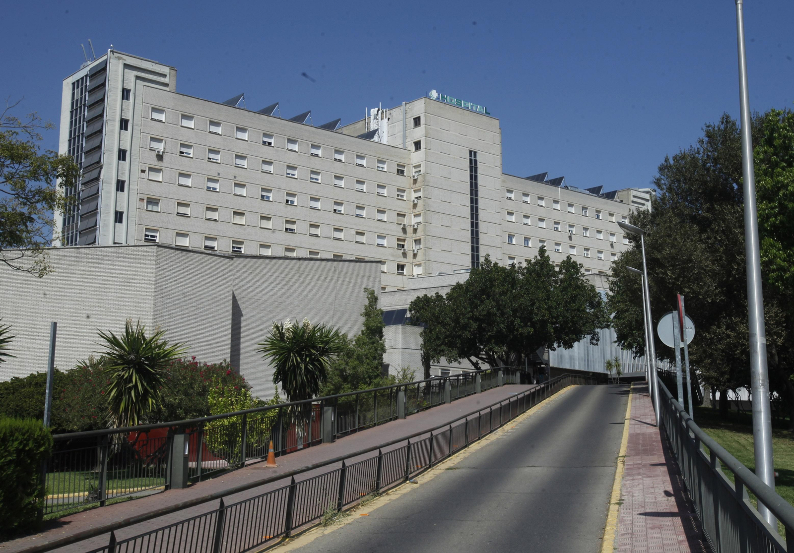 Fachada del Hospital Universitario Virgen de Valme, donde están algunos de los afectados.