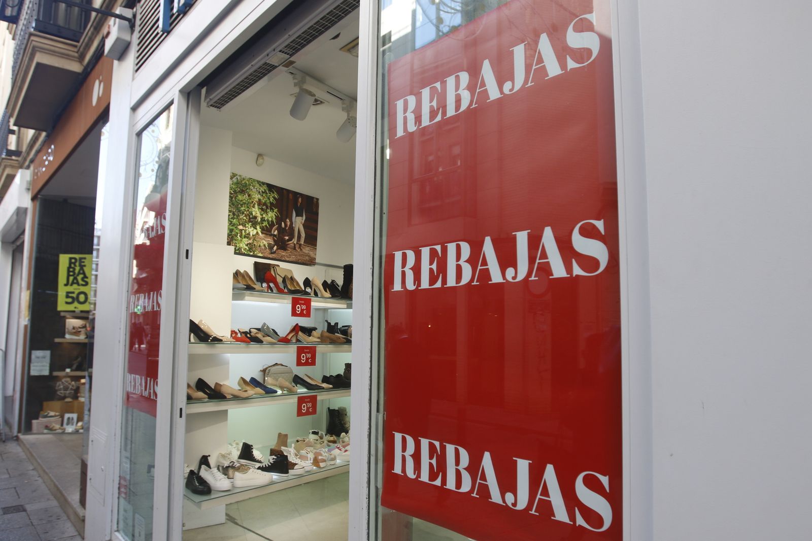 Una tienda muestra el cartel de rebajas.