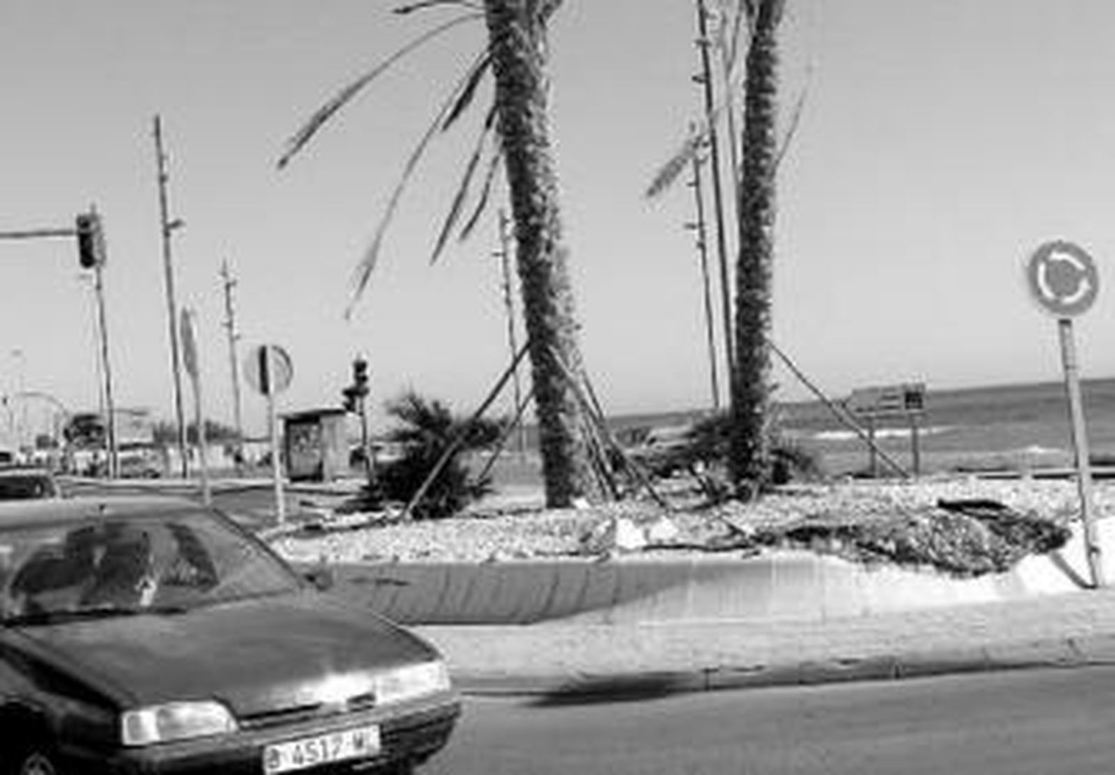 La rotonda sufrió daños que aún no se han reparado.