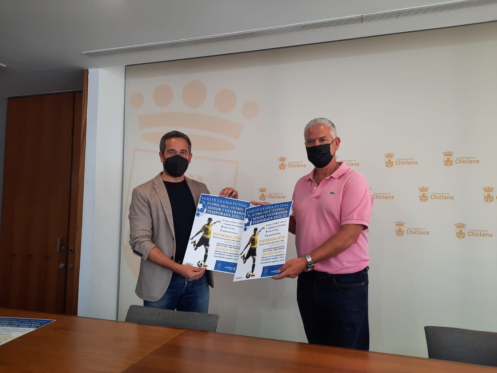 El delegado de Deportes, José Manuel Vera, y el representante del Club Deportivo Futsal, Juan Manuel Butrón, este miércoles.