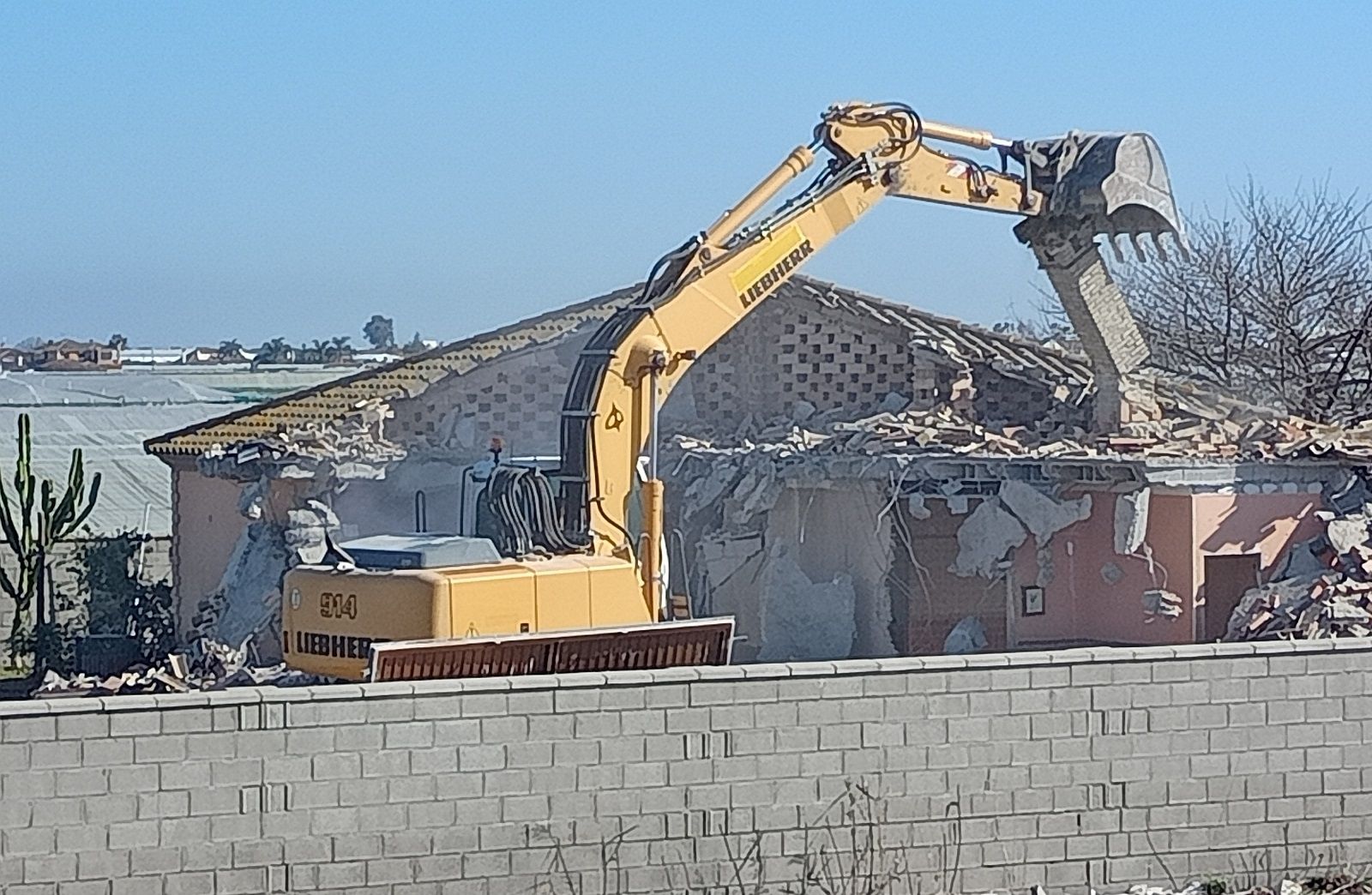 La vivienda de Sanlúcar sobre la que pesaba una orden judicial de derribo ya ha sido demolida.
