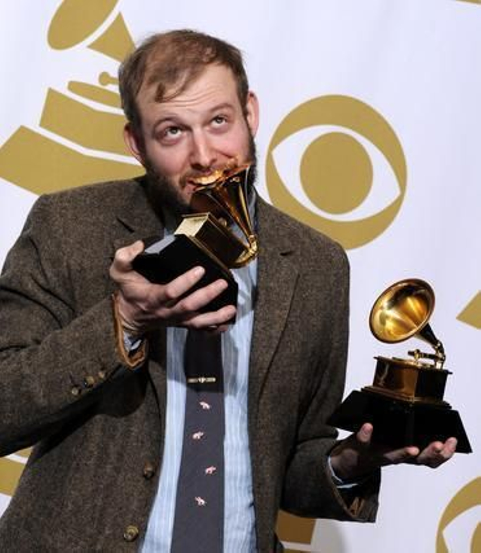 El cantante estadounidense Justin Vernon, de Bon Iver, posa con sus galardones por Mejor Album Alternativo y Mejor Artista nuevo. / EFE