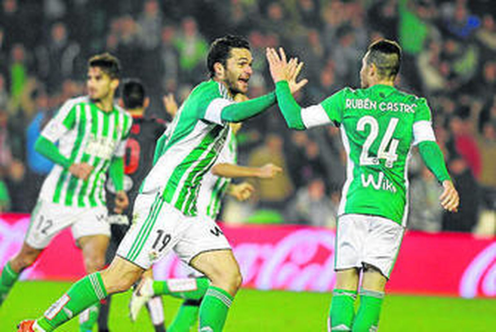 Jorge Molina celebra con Rubén Castro su gol al Celta.