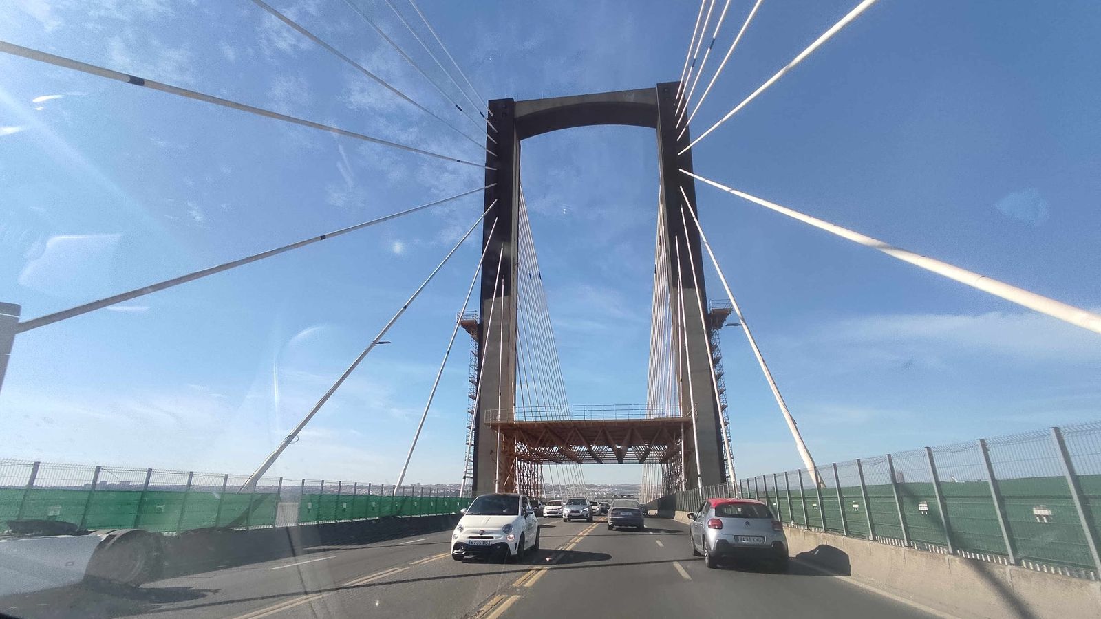 Primer plano de las estructuras colocadas para trabajar en la cota superior del puente, este viernes.