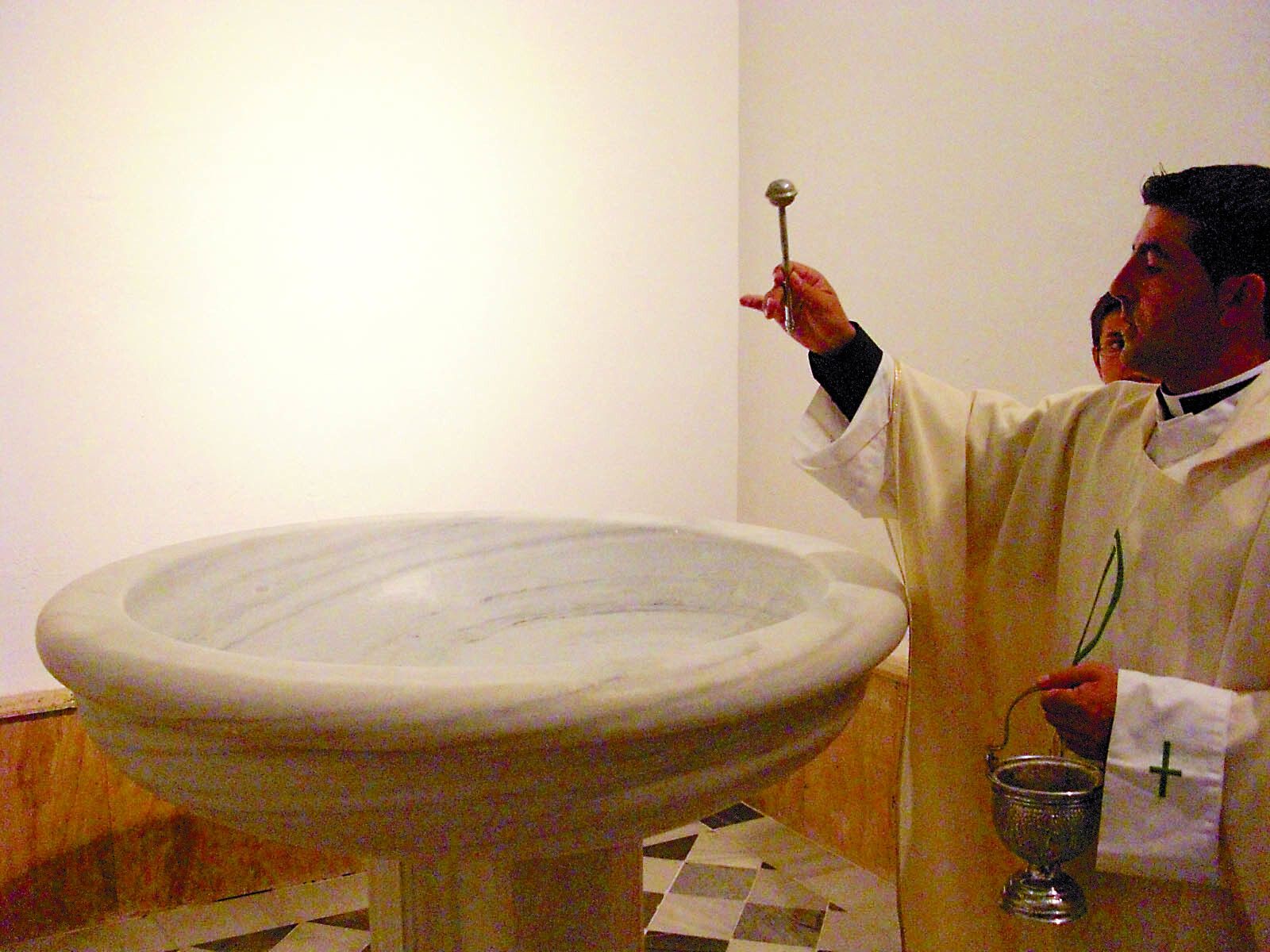 Bendición de una pila bautismal.