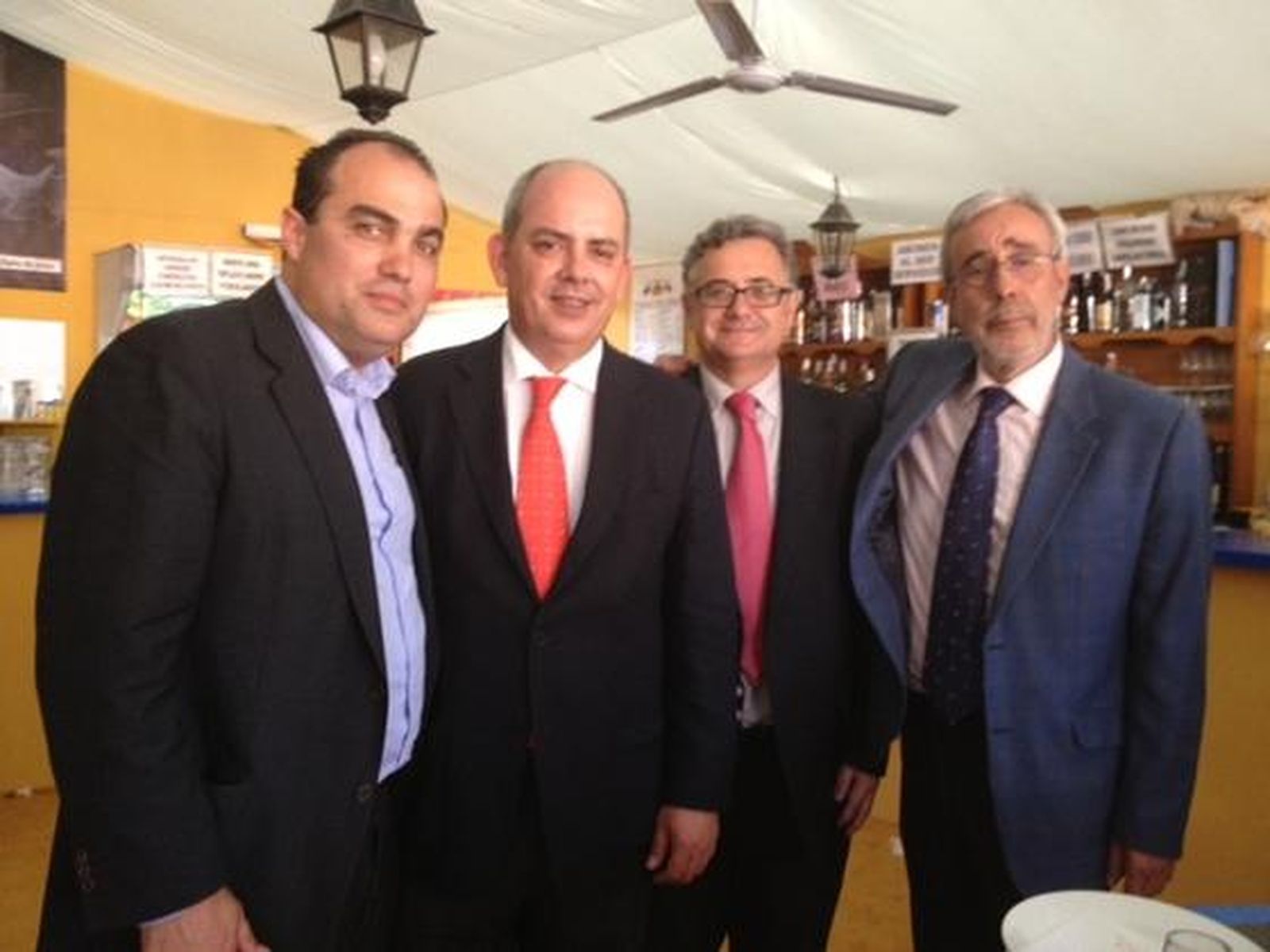 El director de este medio, David Fernández, junto a Rafael Plaza, presidente del consejo asesor de Radio Jerez; Antonio Yélamo, director de la Cadena Ser en Andalucía y Javier Sánchez Rojas, presidente de la CEC.

Foto: Vanesa Lobo