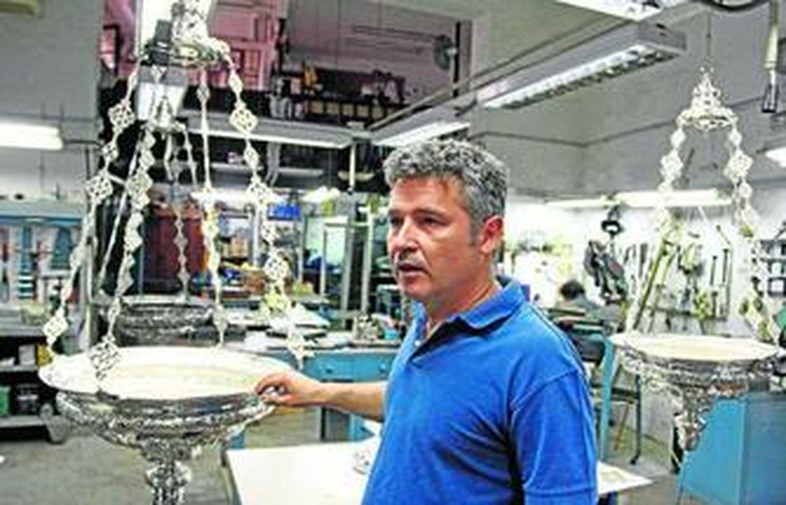 Jesús Domínguez, junto a las lámparas que ha restaurado para la Mezquita de Córdoba.