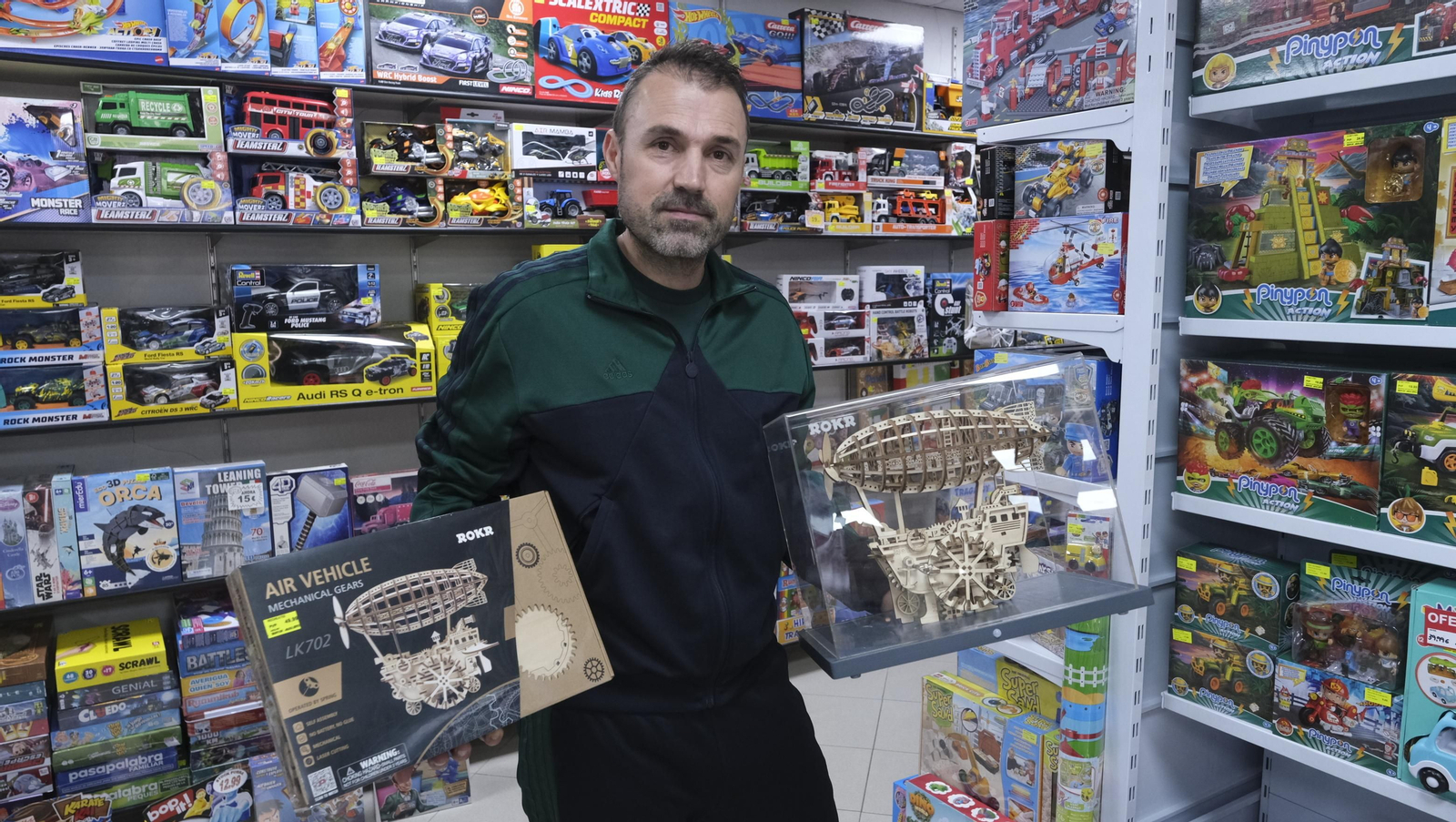 Rafael Guirado posa con el antes y después de unas maquetas.