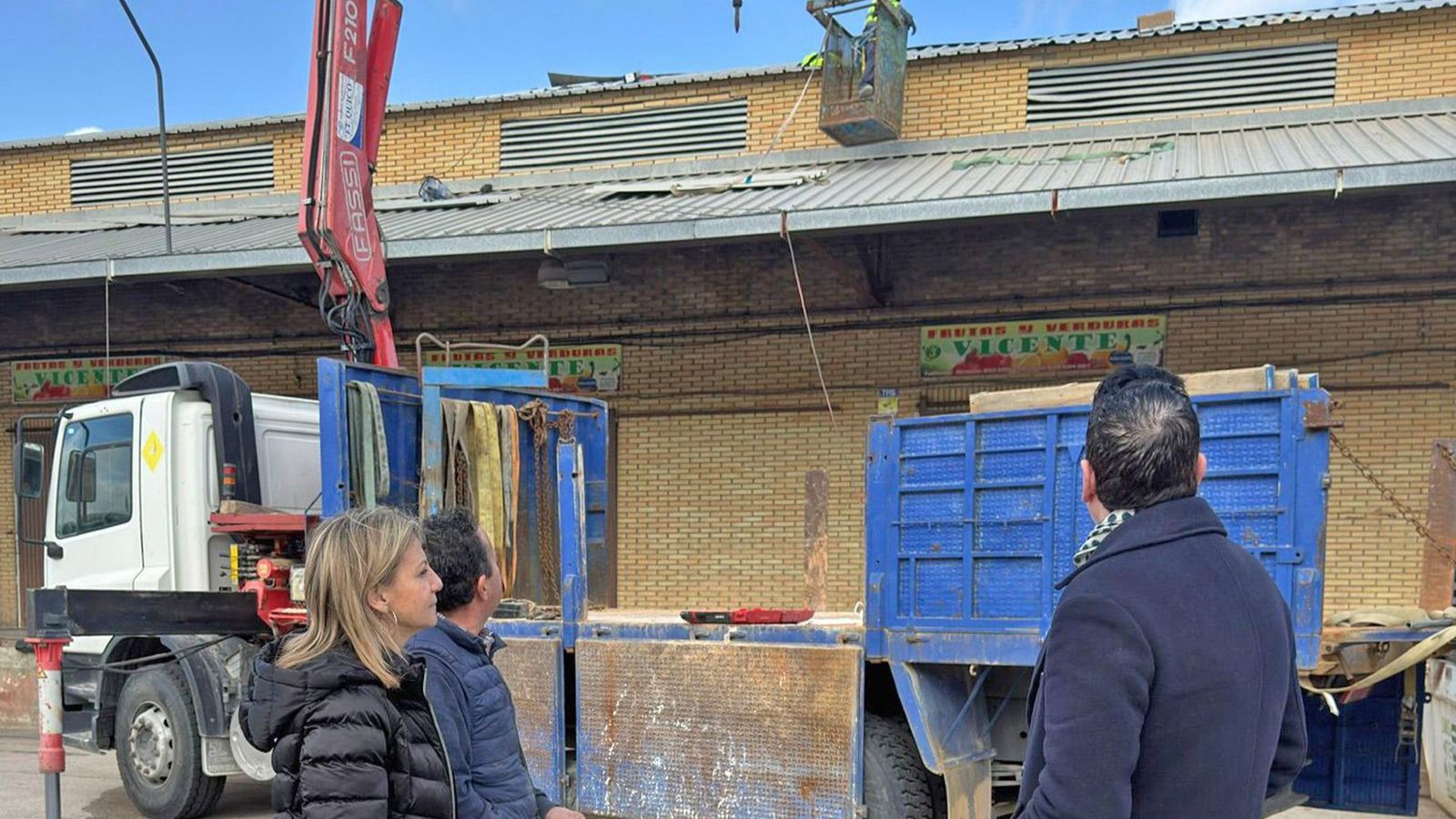 La concejala Isabel Cano-Caballero observa las tareas para reparar la cubierta en el mercado de mayoristas.