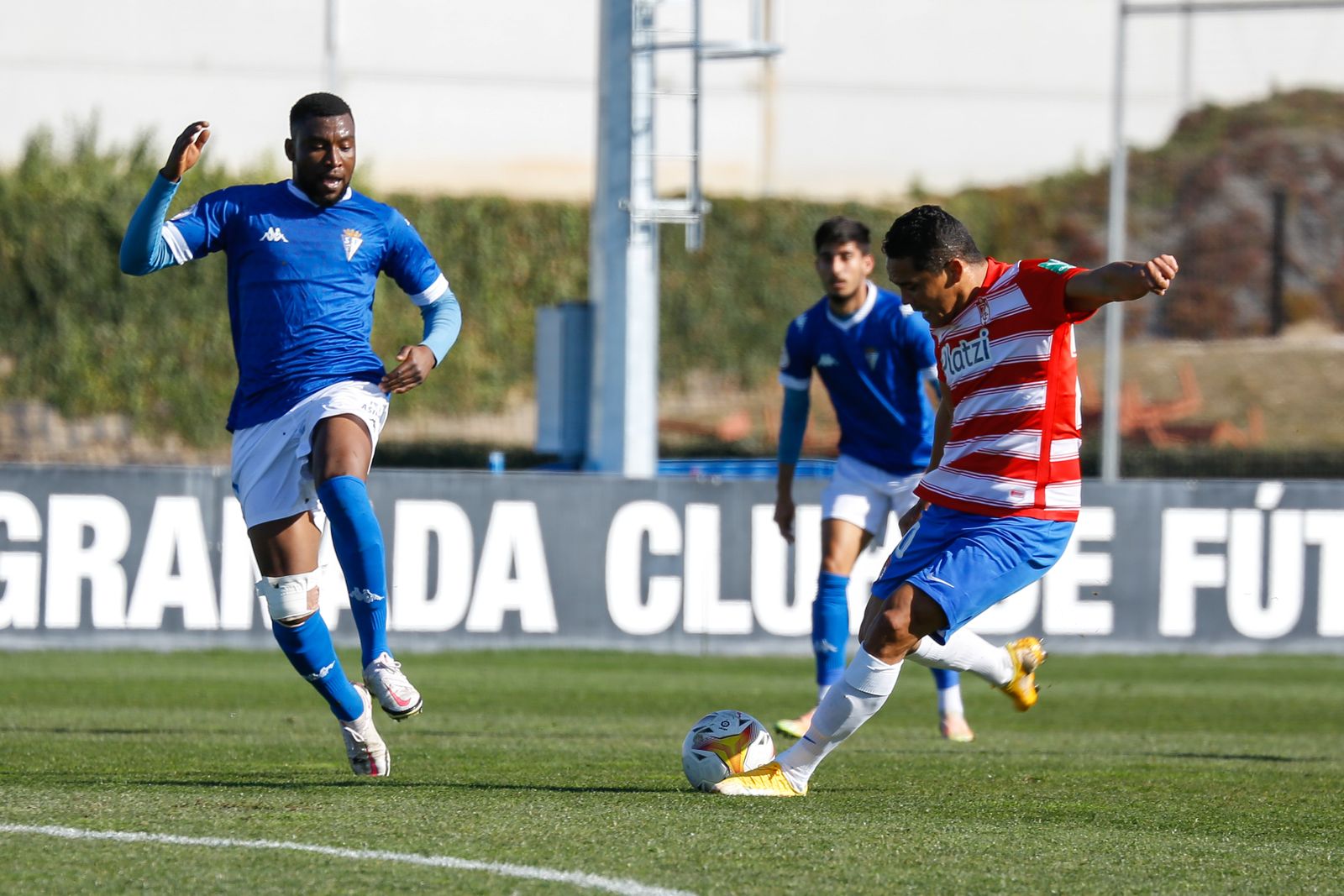 Traoré trata de evitar el lanzamiento con Calderón observando la jugada.