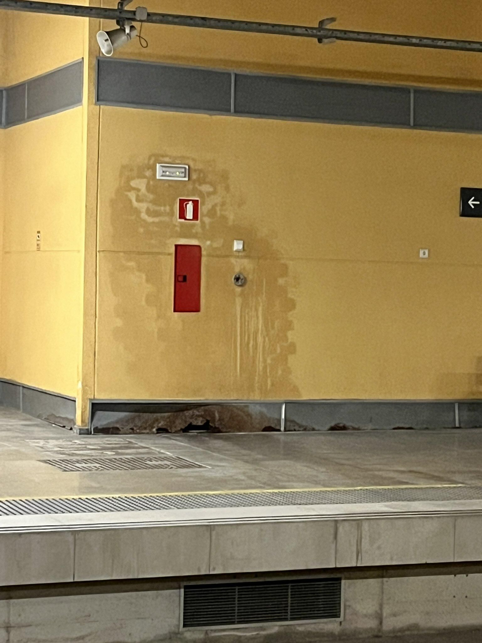 Señales de humedades en los hastiales del túnel