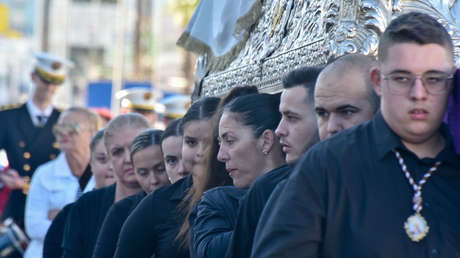 La procesión de la Virgen del Carmen en La Línea por el día de Todos los Santos, en imágenes