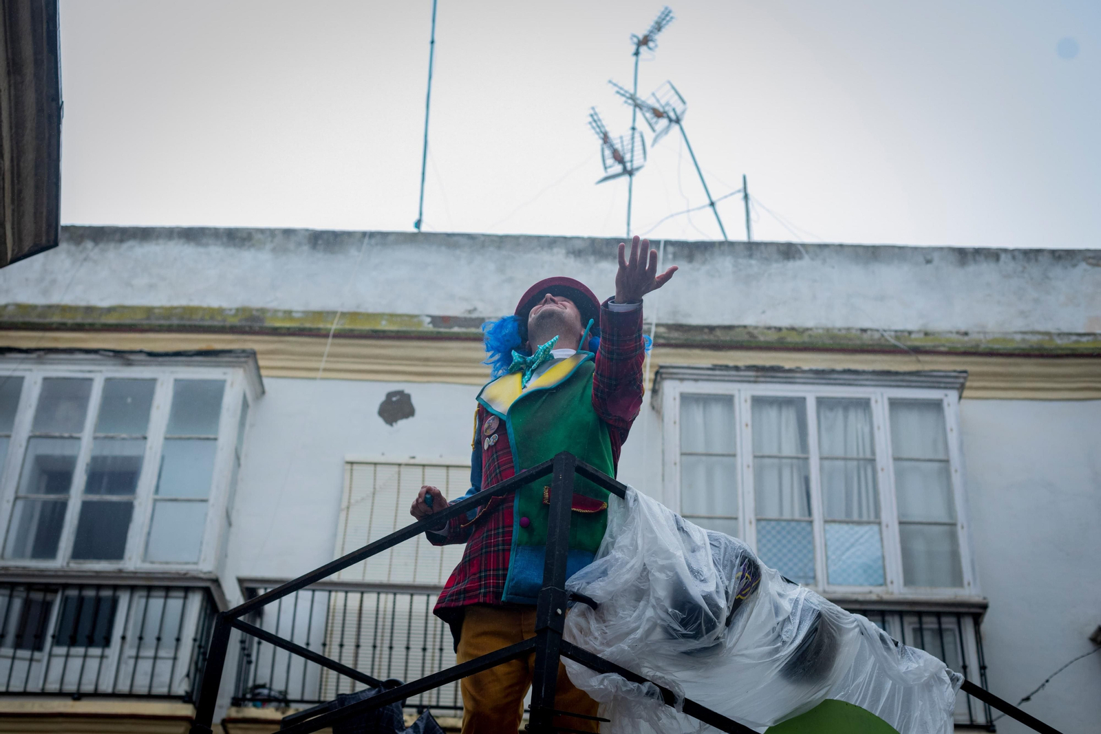 Las mejores imágenes de un Lunes de Coros pasado por agua en el Carnaval de Cádiz 2024