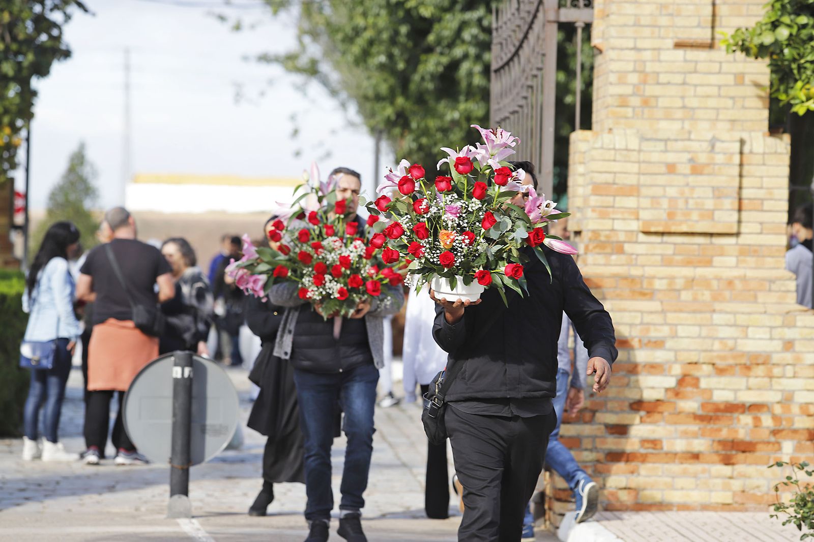 Imágenes del Día de Todos los Santos en el cementerio de la Soledad de Huelva