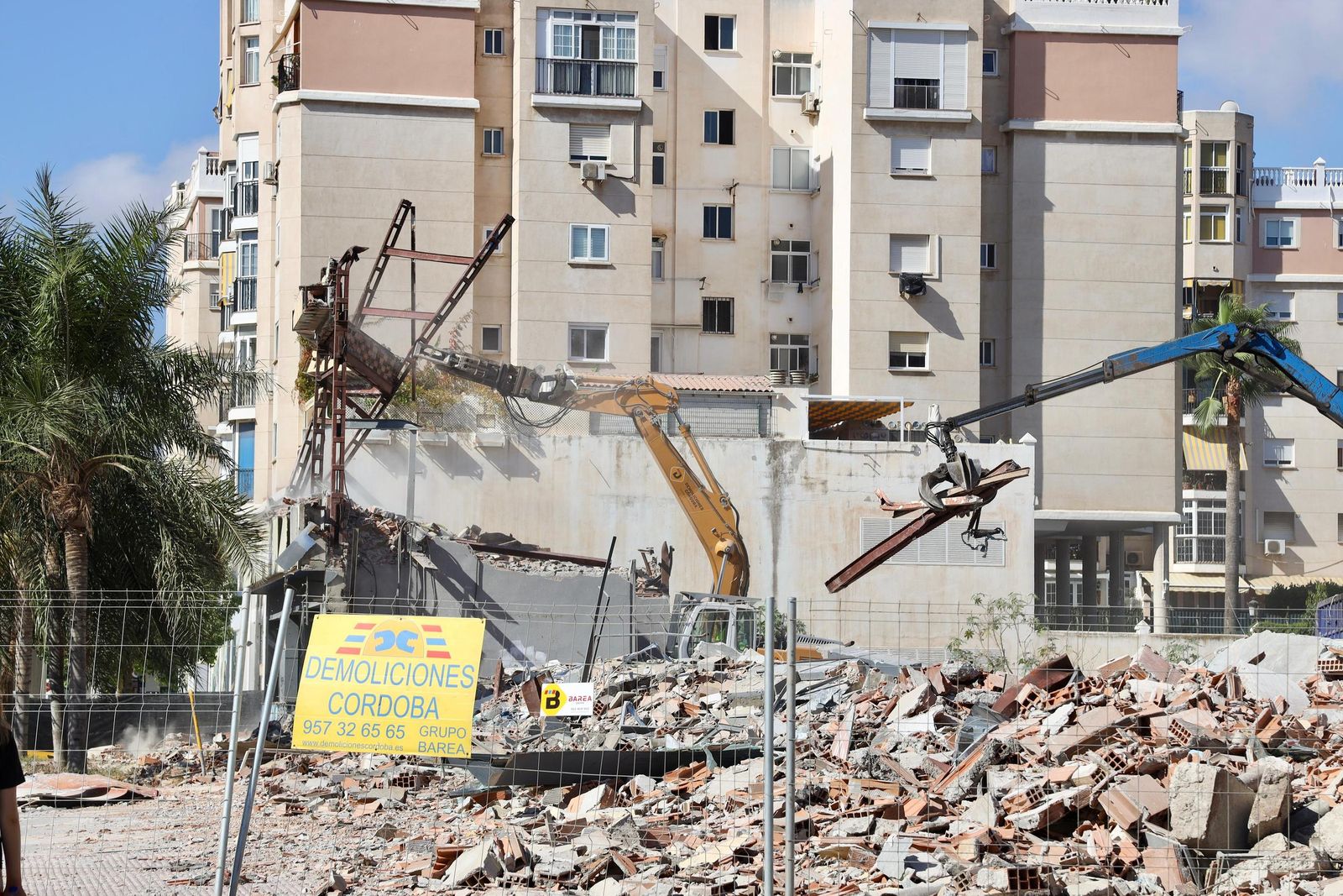 Las antiguas cocheras de Portillo reducidas a escombros en fotos