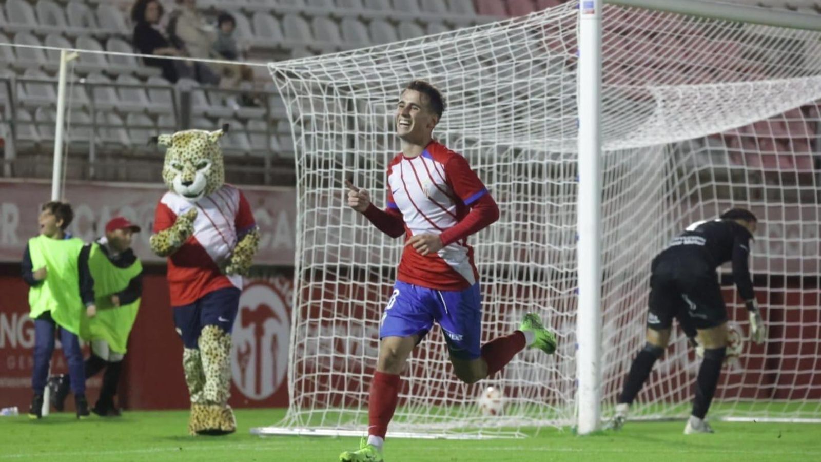 Diego Esteban celebra su tanto de penalti.