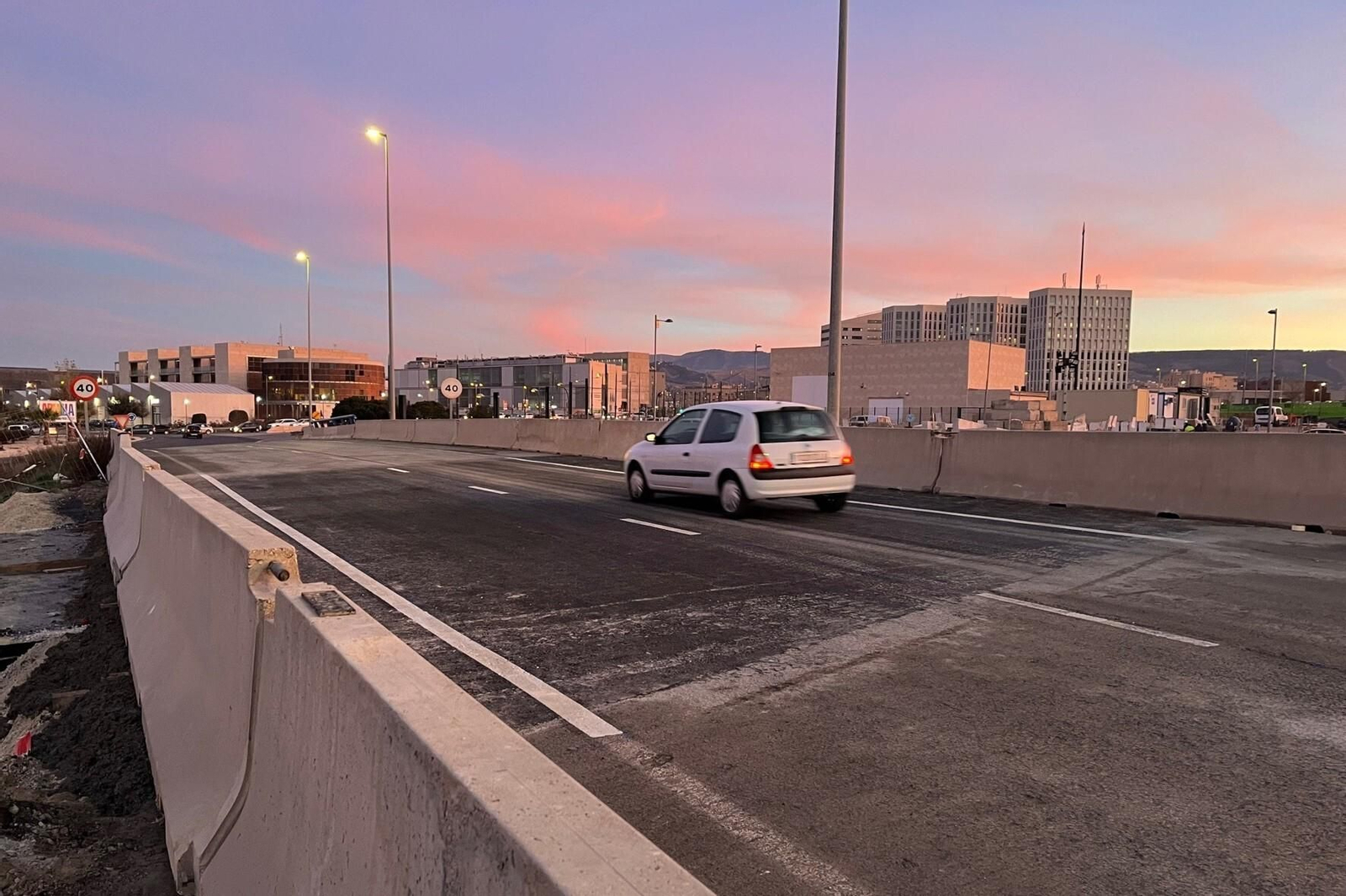 Imagen del ramal de la GR-30 en la salida hacia Armilla reabierto al tráfico tras la instalación del cajón bajo su firme