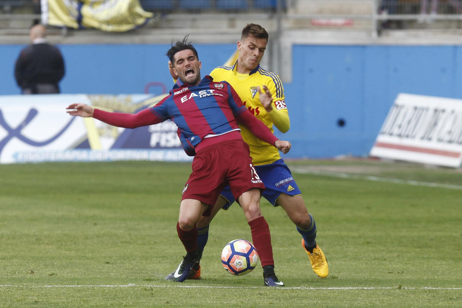 Brian Oliván presiona a un adversario en el Cádiz-Levante de la temporada 2016-17.