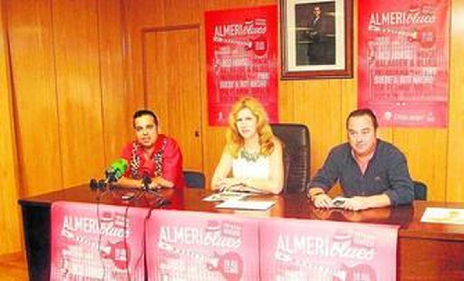 La concejala María Dolores Ortega con el batería, Raúl Alarcón y Santi Gallego de 4Rosas Producciones.