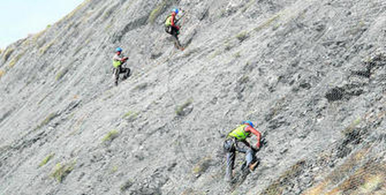 los obreros colocan las mallas que ayudarán a que no se produzcan desprendimientos.