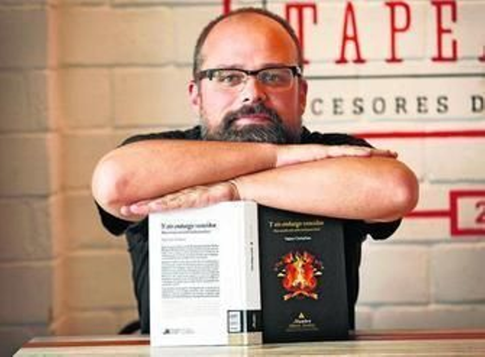 Valero Cortadura, posando ayer con su obra.