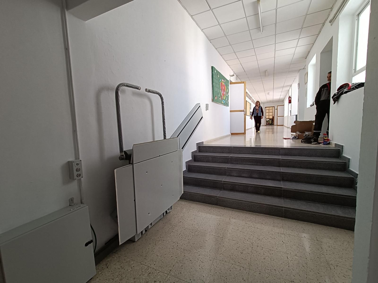 Plataforma para salvar escaleras instalada en un centro educativo.