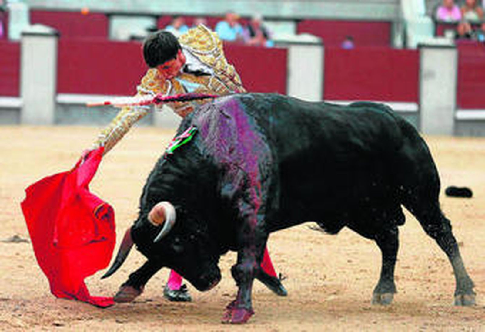 Francisco José Espada, en un derechazo de mano baja al quinto novillo.