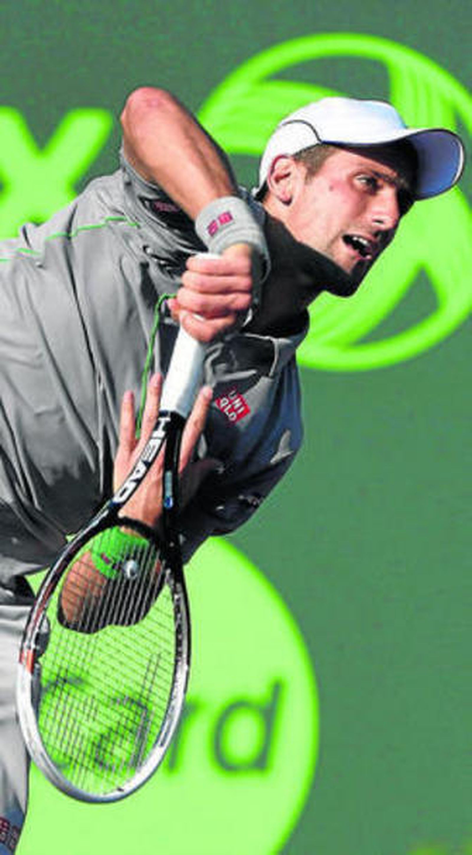 Novak Djokovic realiza un saque ante Chardy.