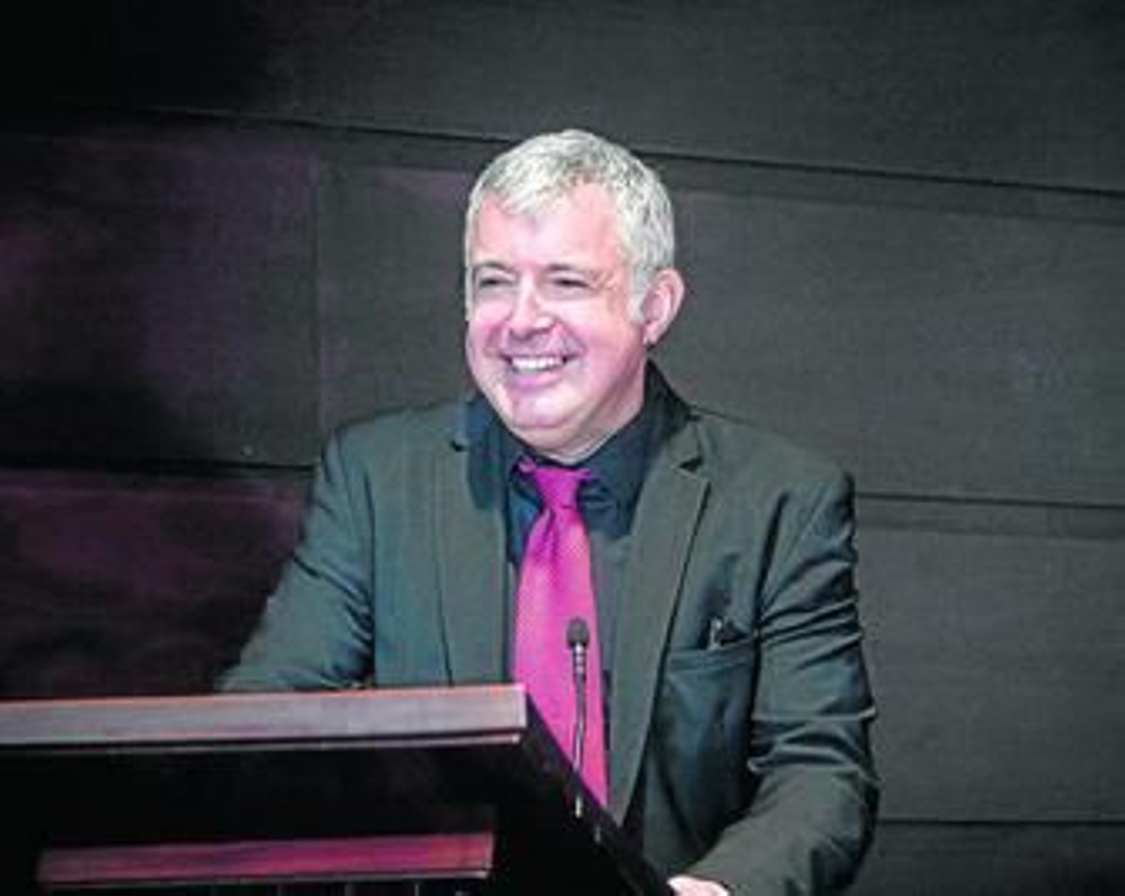 El escritor Xavier B. Fernández, durante un momento de la recepción del premio.