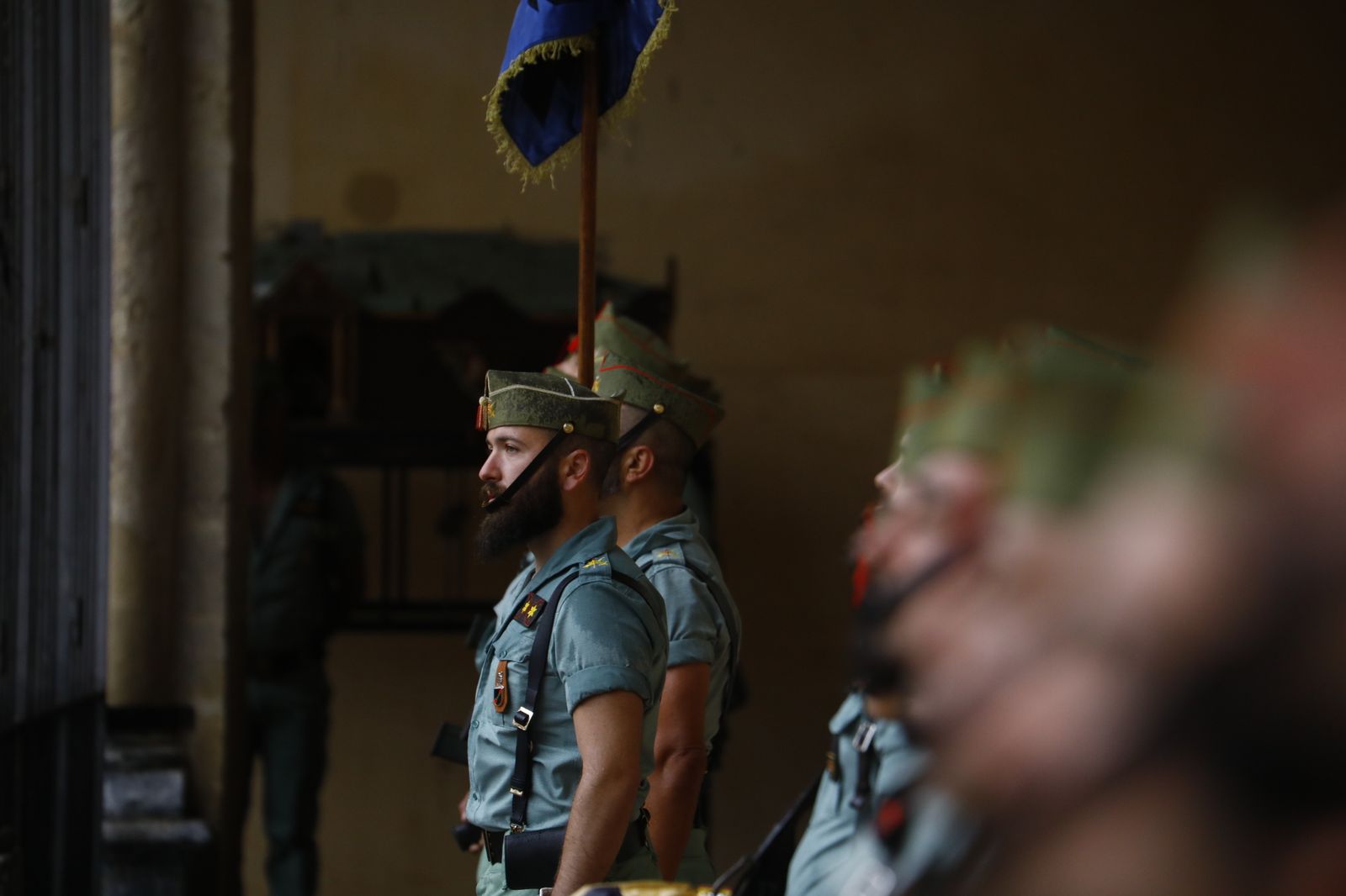 Las mejores imágenes del vía crucis de la Caridad de Córdoba con la Legión en este Viernes Santo